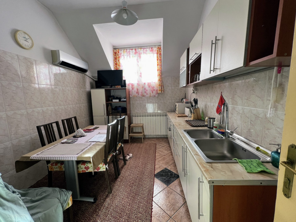 Apartament cladire centrala, intrare separata etaj+mansarda, 6 camere