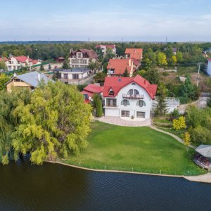 Vila de lux, 427 mp utili și 2313 mp teren, pe malul lacului Cociovaliștea