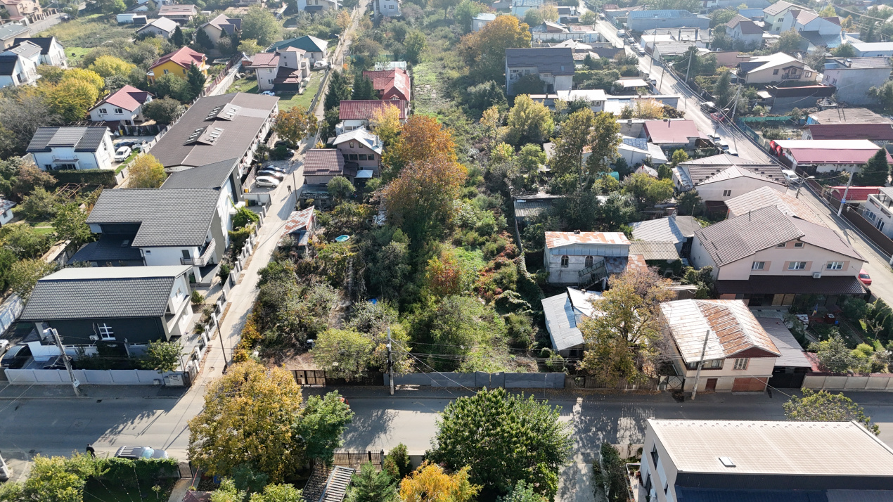 Teren cu dubla deschidere pe Dantelei